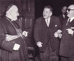 Una célebre foto del cardenal Angelo Roncalli, futuro San Juan XXIII, fumando. Los tiempos cambian.