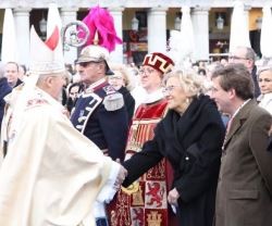 El cardenal Osoro saluda a la alcaldesa Carmena y otras autoridades