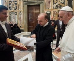 El Colegio Ucraniano entregó al Papa un icono del obispo ucraniano San Josafat