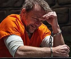 Un preso angustiado en la película 'Nefarious'.