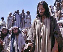 Jesús, interpretado por Robert Powell, predica a sus discípulos.