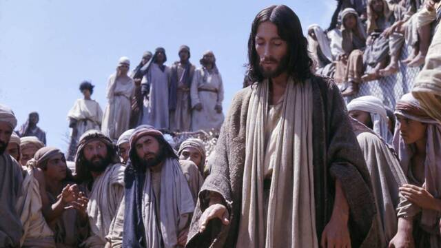 Jesús, interpretado por Robert Powell, predica a sus discípulos.