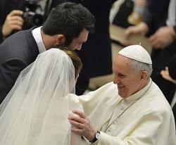 El matrimonio hombre-mujer es «el antídoto más eficaz al individualismo campante», afirma el Papa