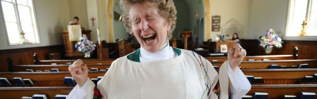 Una reverenda anglicana canadiense, muy emocionada... pero el anglicanismo está de capa caída