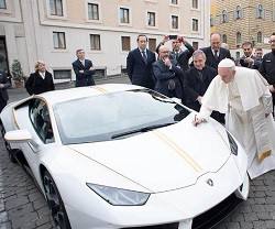 Lamborghini dona un deportivo al Papa, que lo subastará para ayudar a los cristianos de Irak
