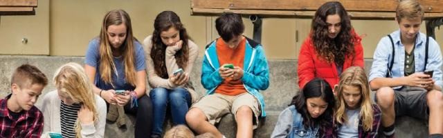 Los adolescentes, inmaduros y sedientos de atención y aprobación, tienen en las redes una herramienta poderosa y peligrosa