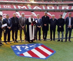 El arzobispo de Madrid fue invitado por el Atlético para bendecir su nuevo estadio