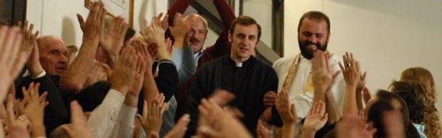 La gente aplaude al padre Popieluszko en la película de 2009 - fue asesinado por el régimen comunista polaco en 1984...
