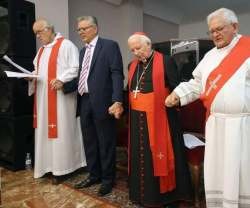 El cardenal Cañizares reza con algunos pastores protestantes en este encuentro ecuménico