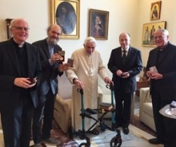 El músico estonio -barbudo- y los dos teólogos alemanes, junto con Benedicto XVI y el padre Lombardi