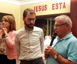 El Padre Rodrigo, con barba, al llegar a la Casa de Siervos de Cristo Vivo