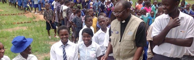 Minoritaria pero respetada: el papel esencial de la Iglesia en la transición post-Mugabe en Zimbabue