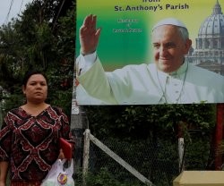 Carteles anuncian la visita papal en una parroquia de Rangún, en Myanmar