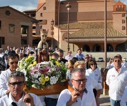 Peregrinos llevan la Virgen de Meritxell, patrona de Andorra, por el santuario de Torreciudad, en Huesca