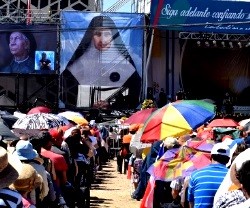 La ceremonia atrajo 20.000 personas, llegadas de distintos países por la Madre Catalina