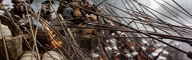 Piqueros de los Tercios, al asalto de una posición enemiga en una escena de Cyrano de Bergerac (1990), de Jean-Paul Rappeneau, protagonizada por Gérard Depardieu.