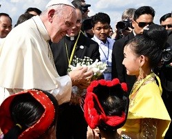 El Papa ya está en Myanmar donde es recibido por la pequeña minoría católica del país budista