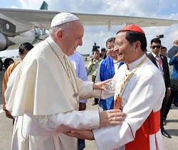 El Papa es recibido a su llegada a Myanmar por el cardenal Bo, arzobispo de Rangún