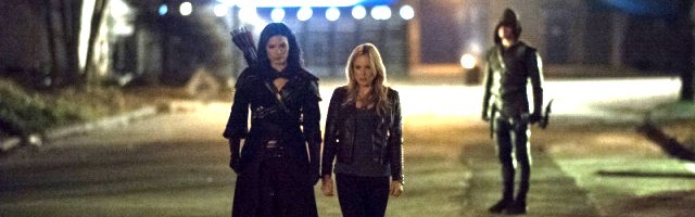 Sara, la rubia, se acostaba con Arrow, el de verde, pero también con Nyssa, la ninja con flechas... y luego con cualquiera, porque sí...