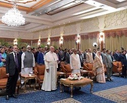 El Papa ya está en Bangladés, país de mayoría musulmana