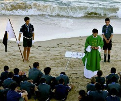 Scouts de Europa, en su rama marina, hacen misa frente al mar