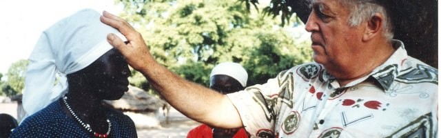 Jack Soulsby bendice a una mujer en Sudán - ha predicado mucho en países africanos