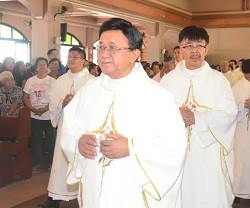 Asesinan brutalmente en Filipinas al padre Marcelito Paez en una emboscada mientras conducía