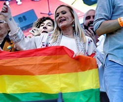 Cristina Cifuentes, presidente de la Comunidad de Madrid, bailando en el estrado presidencial del World Pride gay celebrado en Madrid
