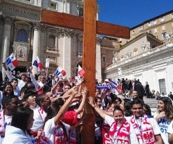 Jóvenes de Panamá con la Cruz de la JMJ en Roma - actualmente de gira en Caribe y Centroamérica