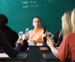 Los móviles ofrecen gratificaciones instantáneas infinitas... distraen en clase