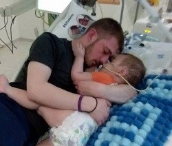 Los padres de Alfie están luchando para que el hospital no desconecte al bebé