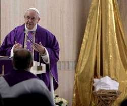 El Papa Francisco con una cuna vacía, símbolo del Niño que se espera