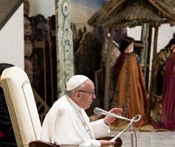 El Papa explica los signos de la misa para «saborear toda su belleza» y pide atención a los niños