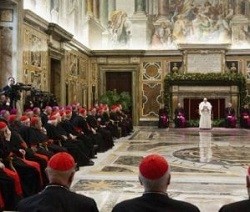 En su discurso navideño a la Curia, el Papa advierte contra los peligros de «intrigas» y «traidores»