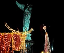 La Virgen siempre está sobre el Monte del Panecillo... las otras figuras, solo en Navidad