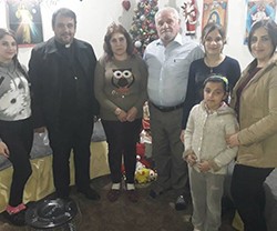 La familia de Emad Matti Elias con el P. Samir