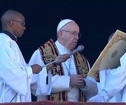 El Papa dirigió el mensaje al mundo desde la logia central de la basílica de San Pedro