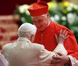 Benedicto XVI, a Müller: «Has defendido las tradiciones pero en el espíritu del Papa Francisco»