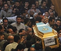 En la parroquia de Mar Mina -San Menas- multitudes acuden a los funerales por los coptos asesinados