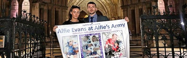 Los padres de Alfie Evans llevan dos años luchando por evitar que a su hijo lo dejen morir.