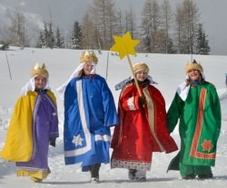 Niños se disfrazan de Reyes Magos en Austria - los llamados Cantores de la Estrella