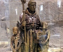 La escultura a la entrada de la catedral recuerda estas grandes figuras de la ciudad