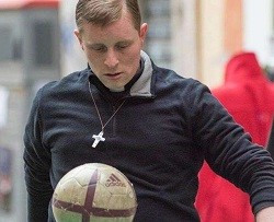 Dos sacerdotes retan a una partida de fútbol en la calle y mientras evangelizan: nunca han perdido