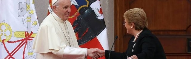 Francisco con la presidenta saliente, Michelle Bachelet, que ha implantado el aborto en Chile