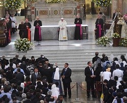 El Papa se dirigió en la catedral de Santiago a sacerdotes, religiosos y seminaristas chilenos