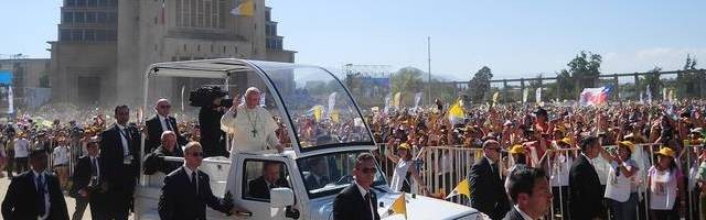 Los jóvenes reciben al Papamóvil y al Pontífice en el santuario de Maipú