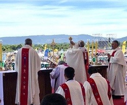 En su última misa en Chile, el Papa pide escuchar a María, que «anda por nuestros pueblos y calles»
