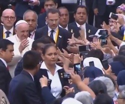 Reciben al Papa Francisco los peruanos entusiastas