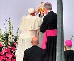 Francisco coronó a la Virgen de la Puerta de Otuzco como Madre de la Misericordia y de la Esperanza.