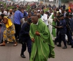 Sacerdotes, feligreses y policías en las manifestaciones de Kinshasa del 21 de enero